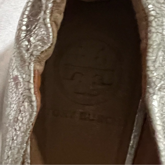 Tory Burch Size 7.5 Silver Metallic Logo Emblem Ballet Flats - Picture 7 of 8